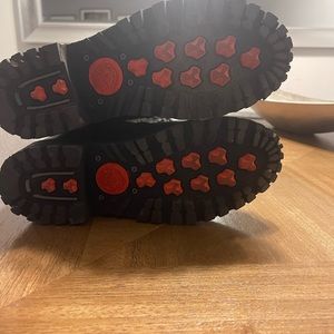 full grain leather mesh -lining shaft height 15” hell 1.5 outsole -rubber